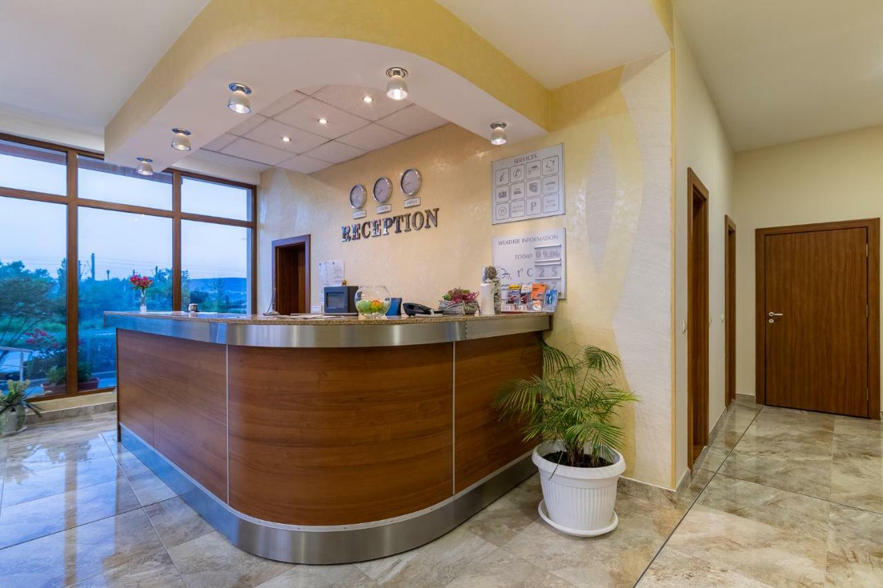Adamo Hotel Varna Exterior photo
