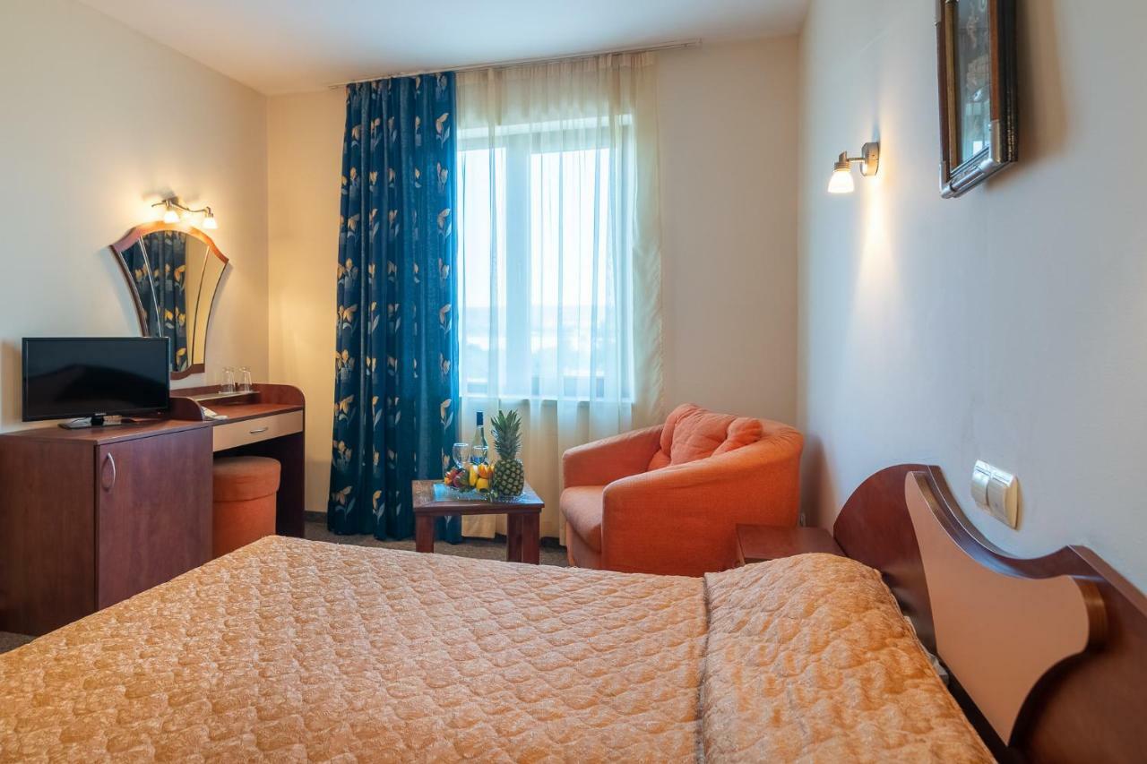 Adamo Hotel Varna Exterior photo