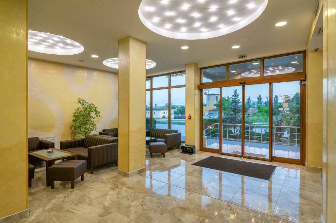 Adamo Hotel Varna Exterior photo